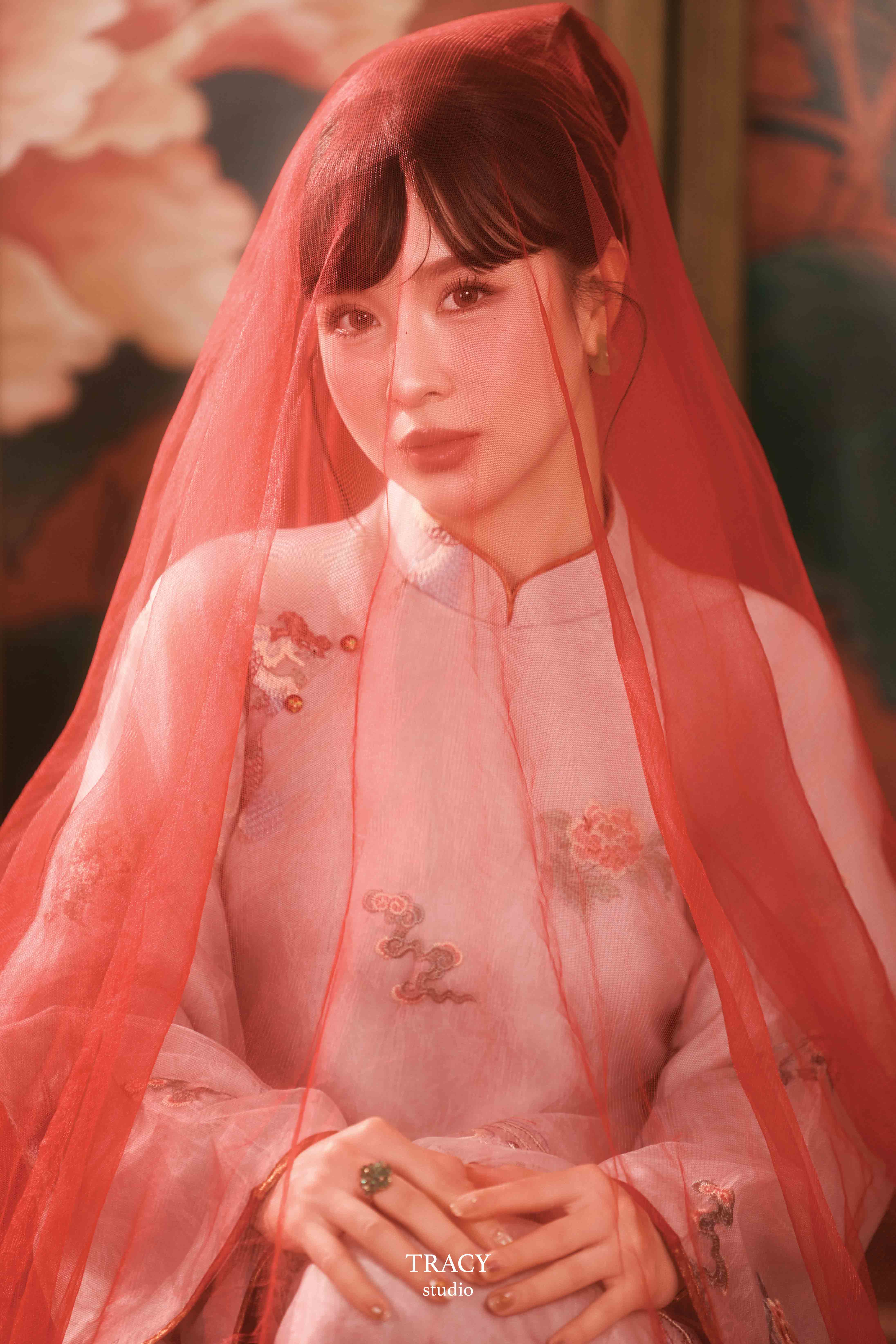 frontend/img/gallery/anh-tet-yem-ao-dai/tracy-studio-chup-concept-ao-dai-trinh-pham (8).jpg